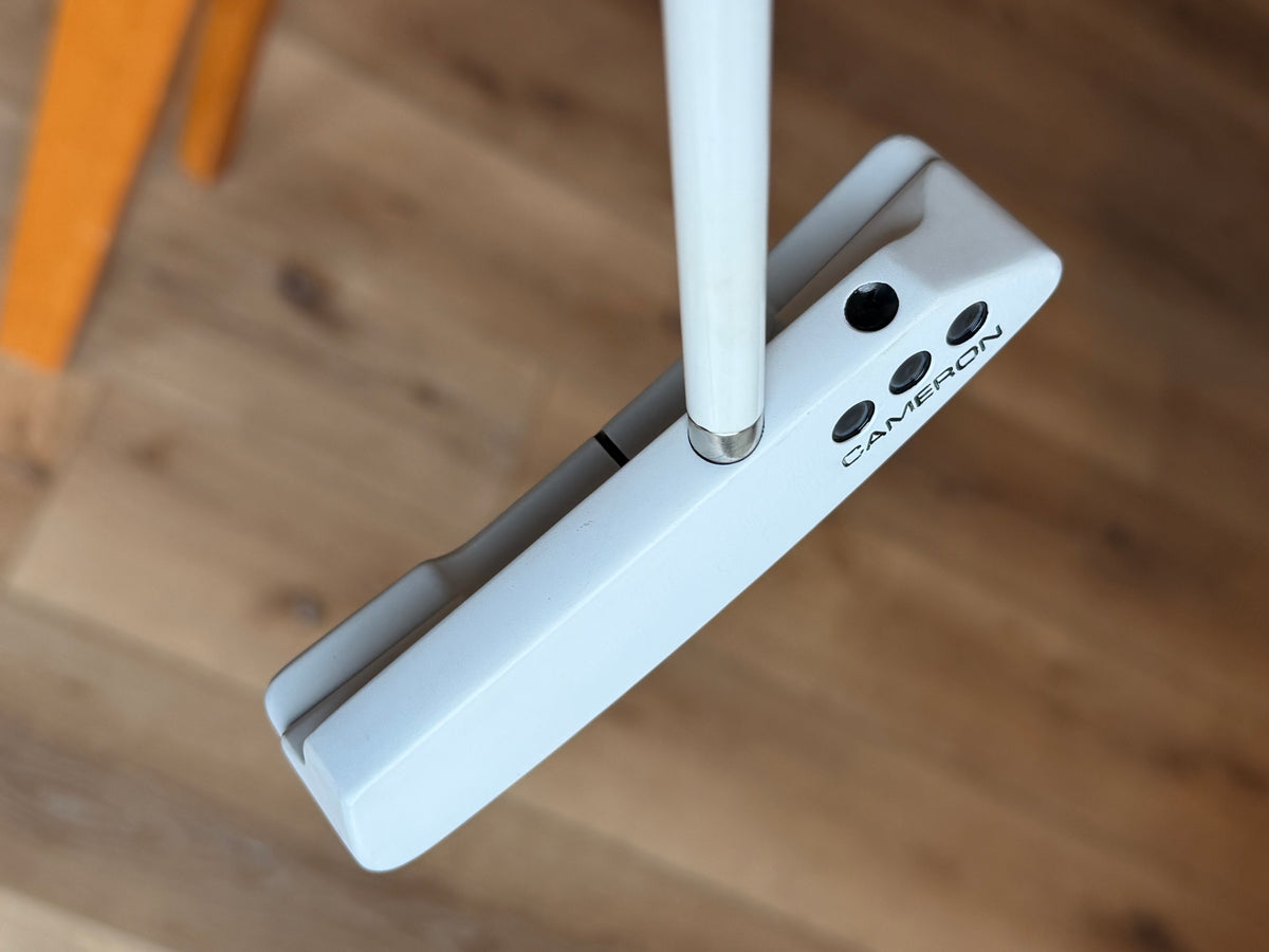 Scotty Cameron Newport 2.6 Center Shaft - white/white + leather 34”