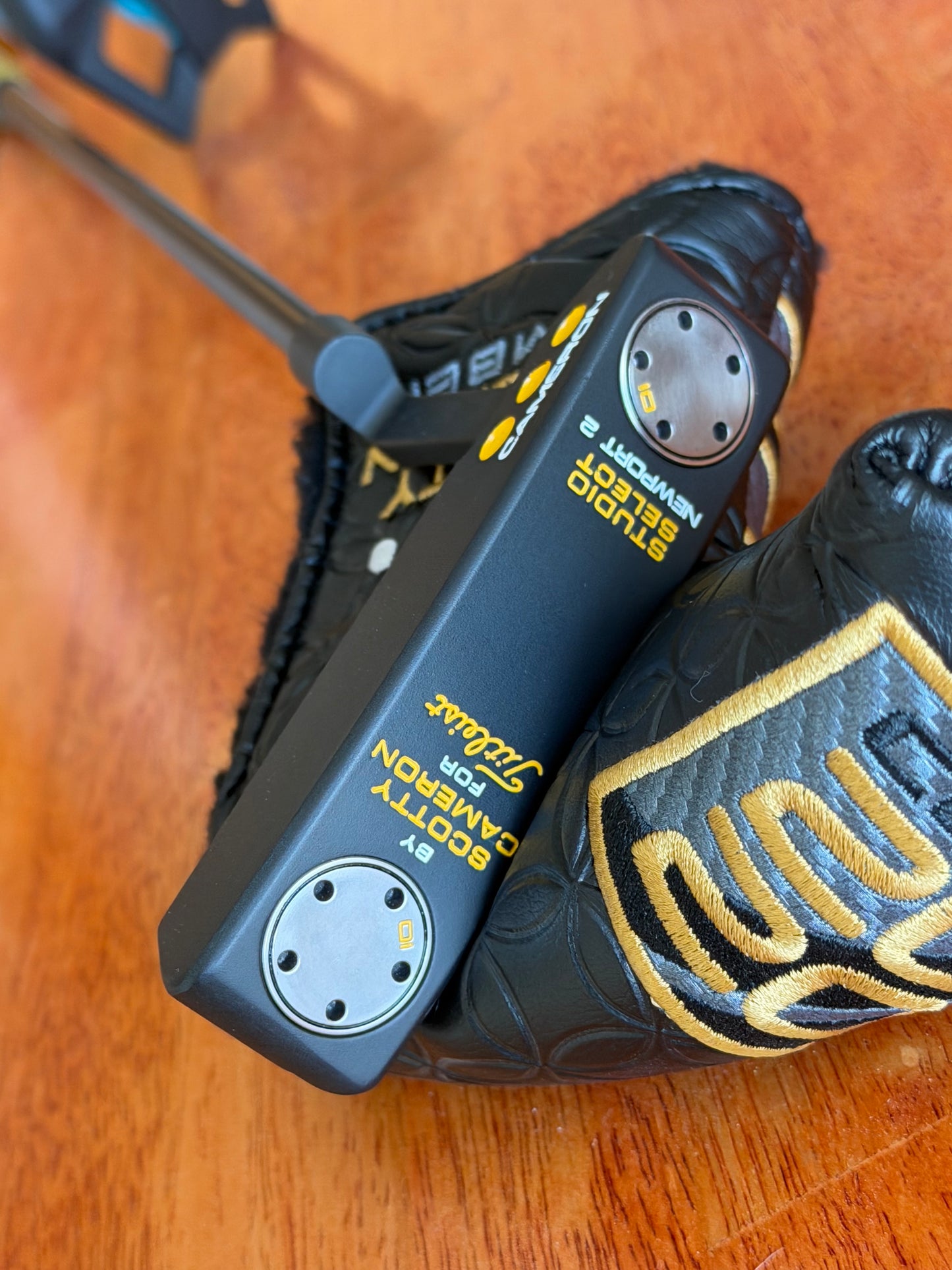Studio Select Scotty Cameron Newport 2 - black/yellow custom 35”