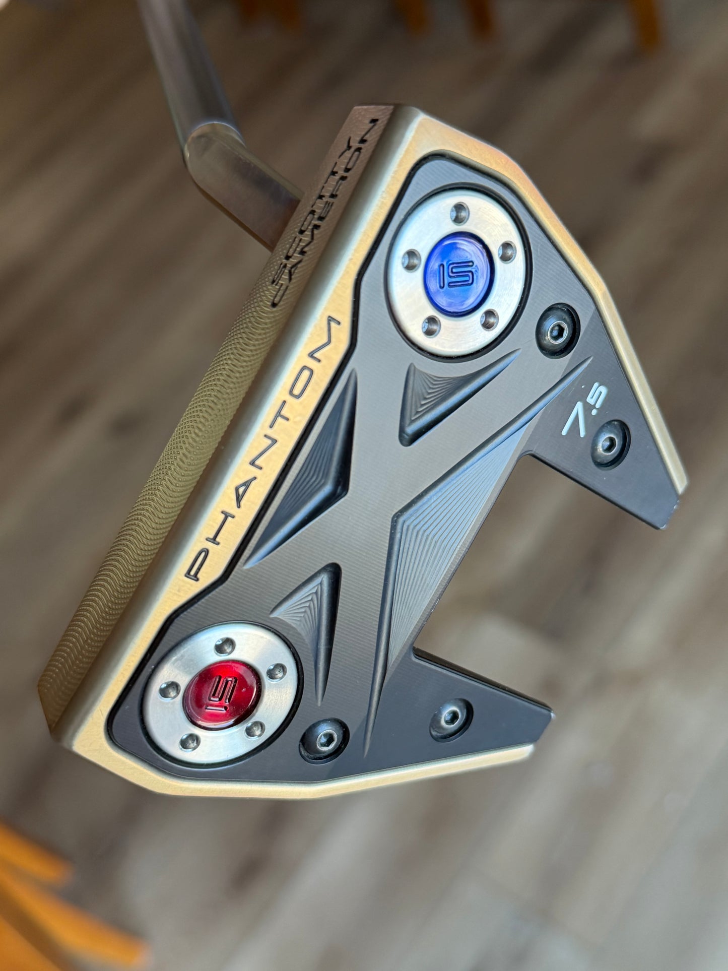 Phantom X7.5 USA/ Torch with black shaft, red kangaroo!  34"
